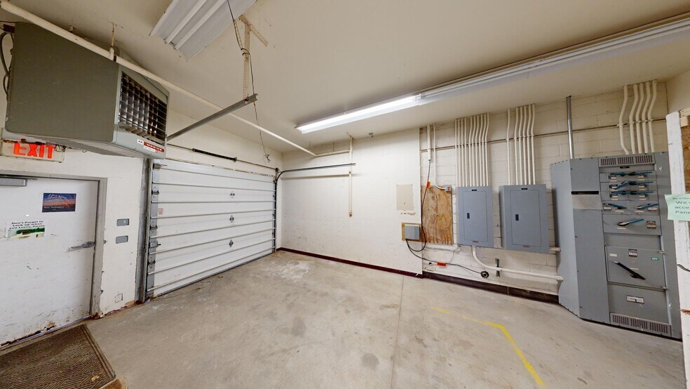 More Photos Of 1985 American Dr, Neenah Flex For Sale