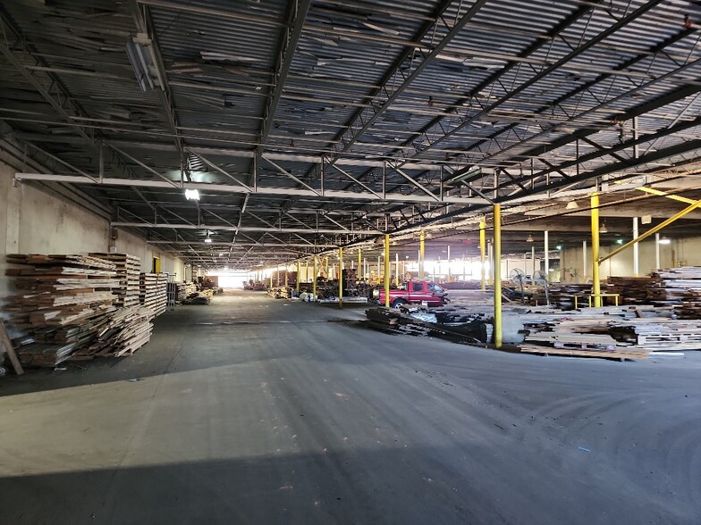 More Photos Of 866 River Rd, Valley Manufacturing For Sale