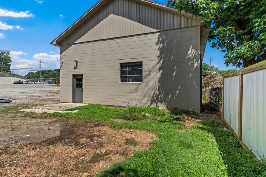 More Photos Of 1417 W Main St, Yadkinville Industrial For Sale