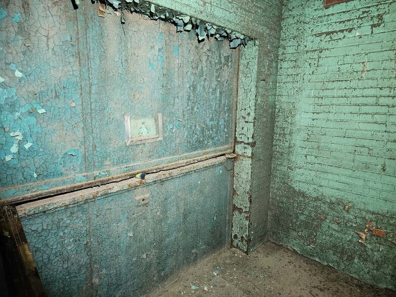 More Photos Of 20th AVE, Valley Light Manufacturing For Sale