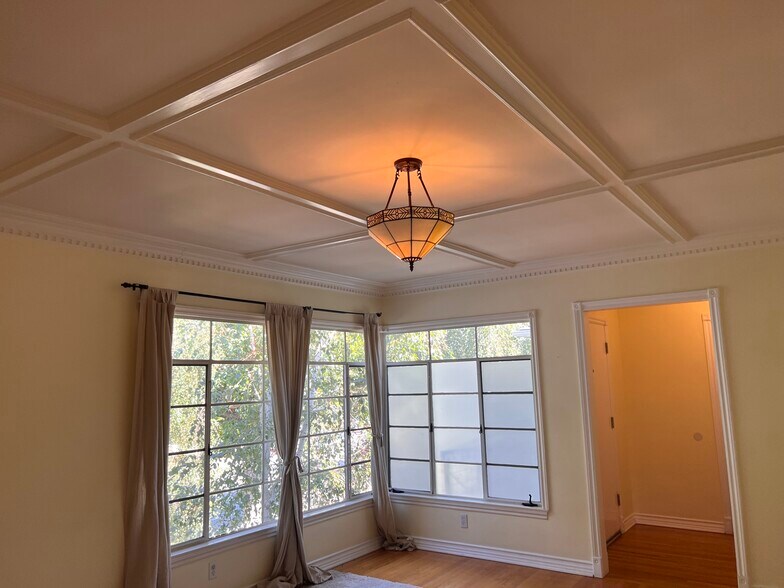 More Photos Of 5005 Cahuenga Blvd, North Hollywood Apartments For Sale