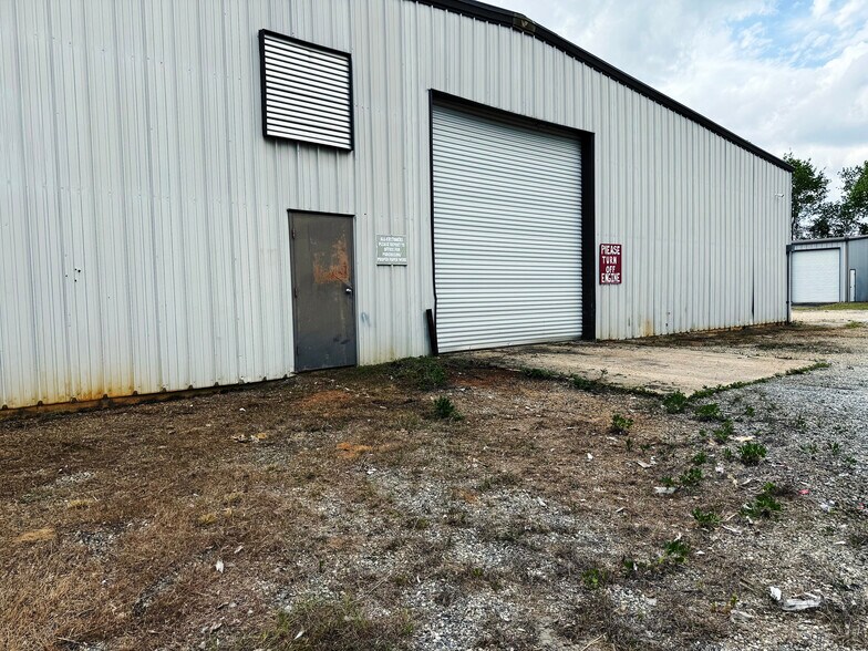 More Photos Of 378 Eastland Rd, Dothan Distribution For Sale