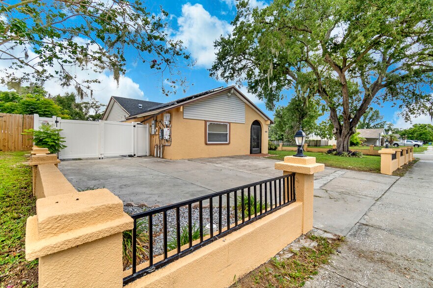 Primary Photo Of 613 Forest Hills Dr, Brandon Assisted Living For Lease