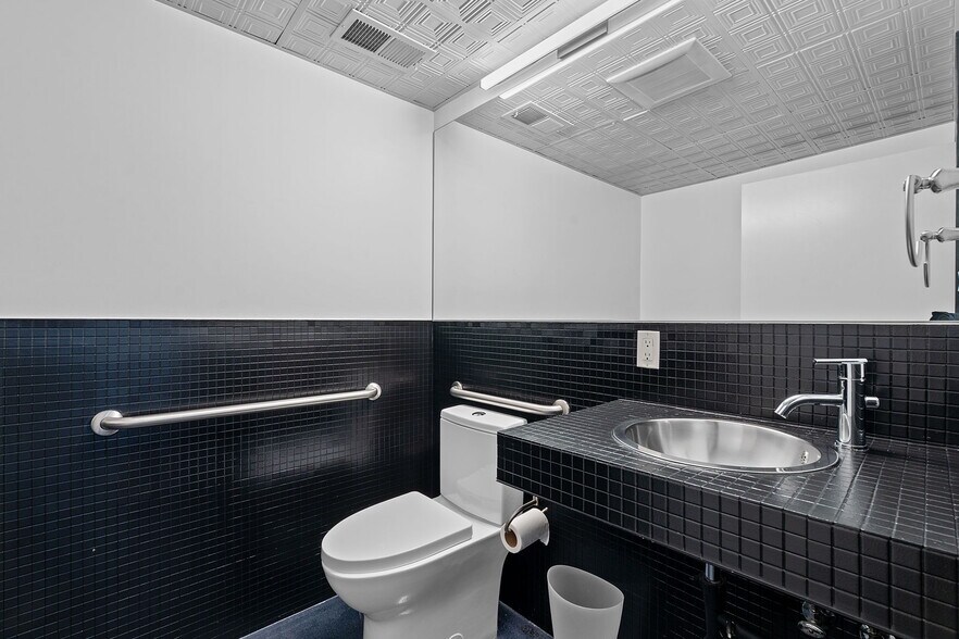 More Photos Of 508 E 53rd St, Austin Loft Creative Space For Sale