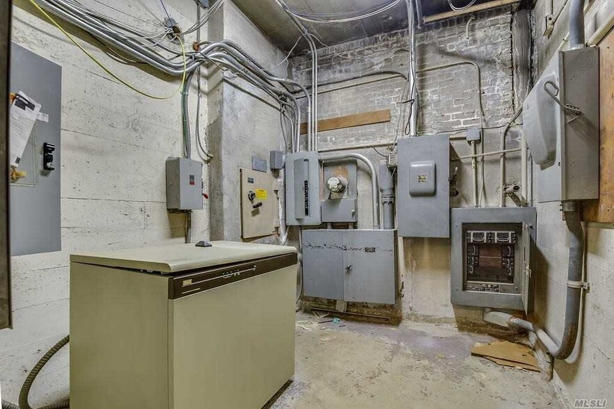 More Photos Of 147 S Wellwood Ave, Lindenhurst Restaurant For Sale