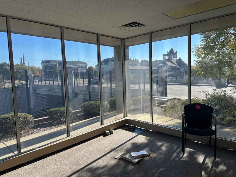 More Photos Of 606 Fayette St, Peoria Office For Sale