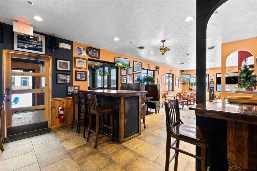 More Photos Of 212 Main St, Oneida General Retail For Sale