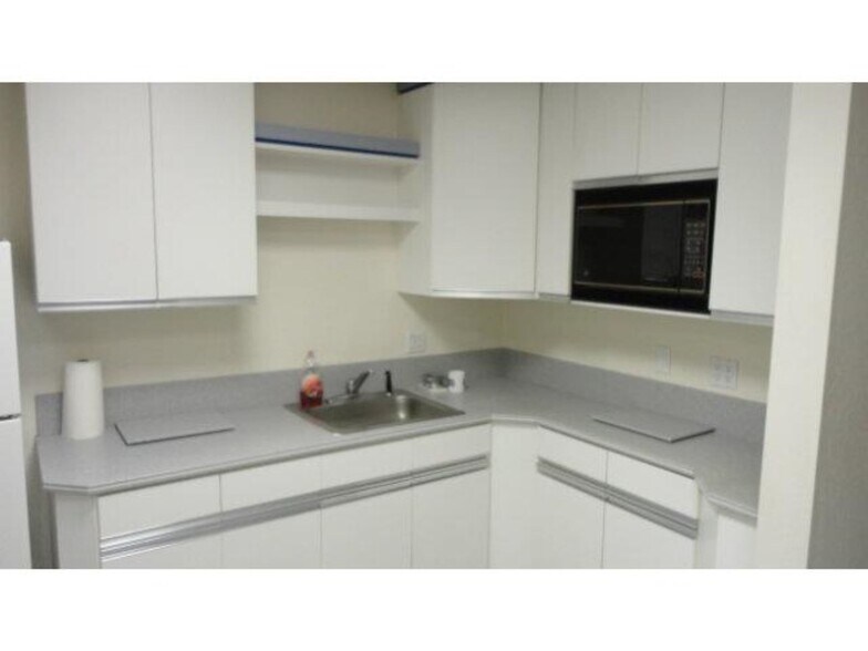 More Photos Of 1009 S Claremont St, San Mateo Showroom For Lease