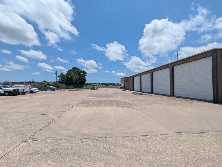 More Photos Of 2440 W Cardinal Dr, Beaumont Warehouse For Lease