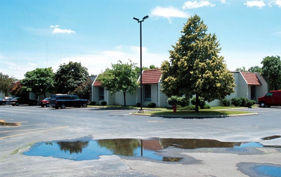 Primary Photo Of 1 Smoke Tree Plz, North Aurora Office For Lease
