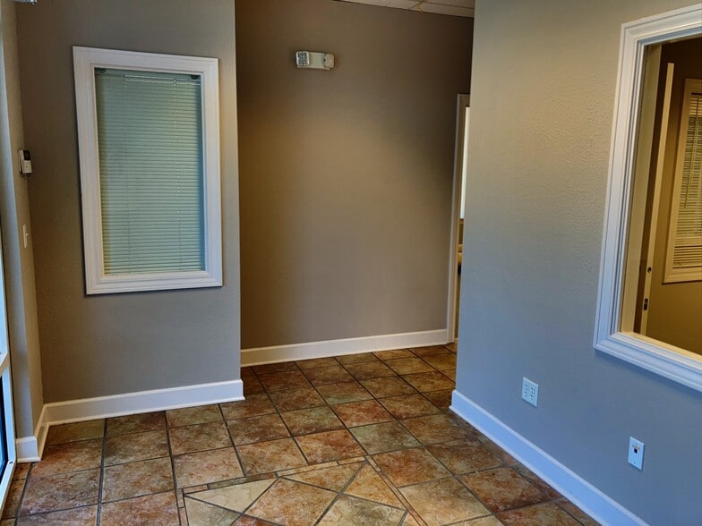 More Photos Of 411 N Iowa St, Lawrence Warehouse For Lease