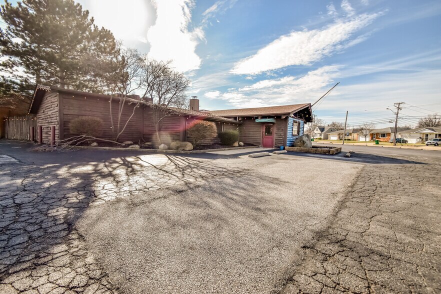 Primary Photo Of 28810 Lake Shore Blvd, Willowick General Retail For Sale