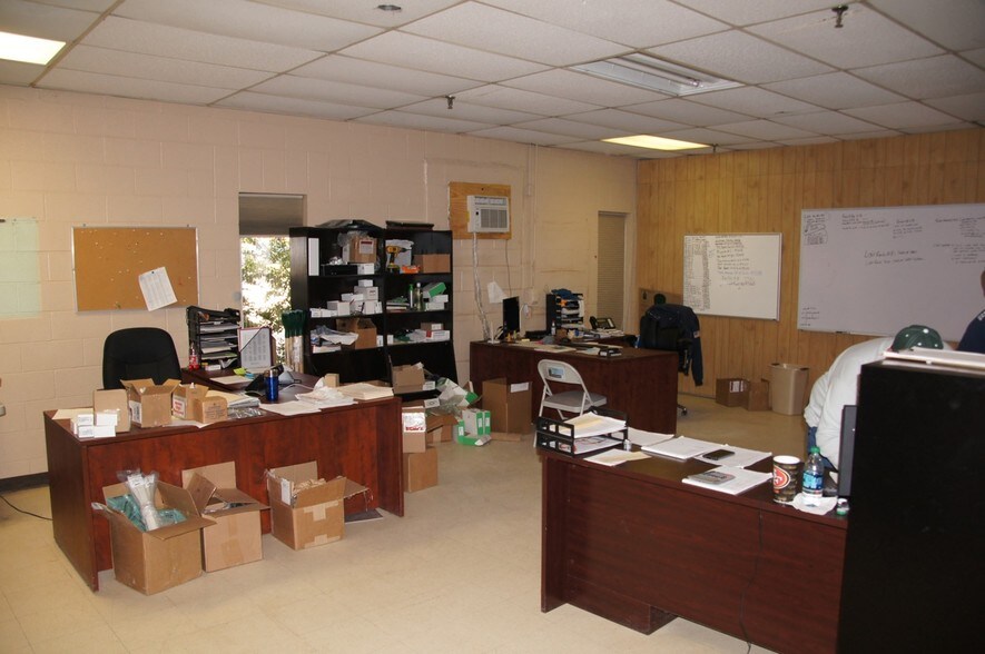 More Photos Of 1301 East Ave, Carrizo Springs Warehouse For Lease