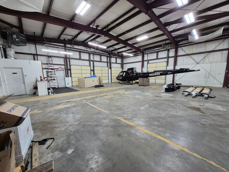 More Photos Of 15426 Airport Dr, Burlington Airplane Hangar For Lease