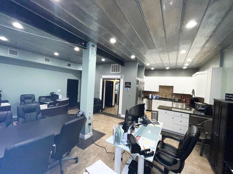 More Photos Of 1155 NE Cleveland St, Clearwater Office Residential For Lease