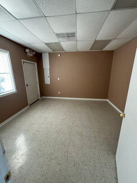 More Photos Of 301 W Main St, Union General Retail For Lease
