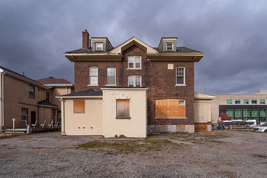 More Photos Of 41 Wellington St, Brantford Office For Sale