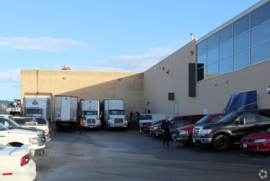 More Photos Of 2326-2330 Government St, Victoria Warehouse For Lease