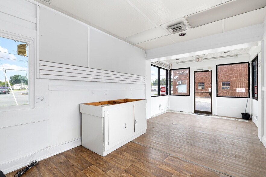 More Photos Of 506 N Main St, Emporia General Retail For Sale