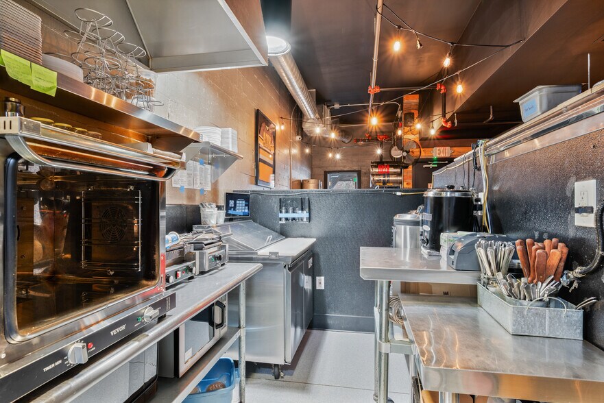 More Photos Of 1335 14th Ave, Longview General Retail For Sale