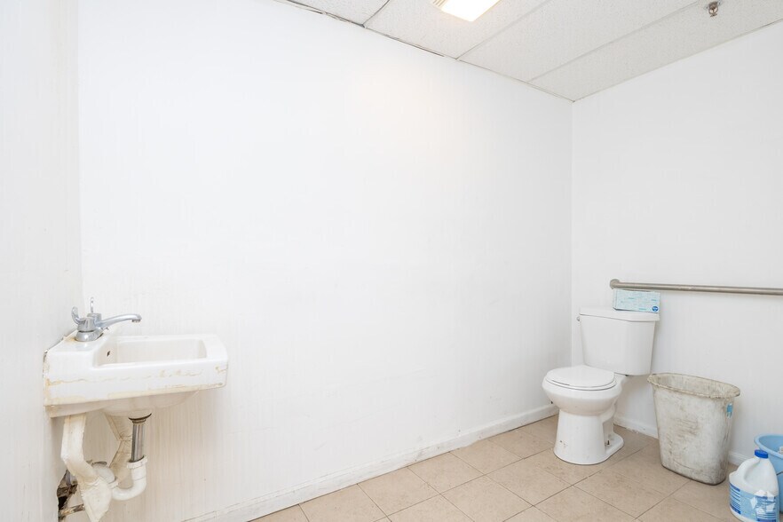 More Photos Of 163 Shaw Ave, Irvington Warehouse For Lease