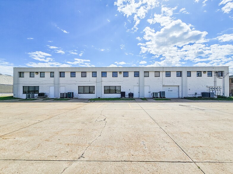 More Photos Of 4928-4944 S 114th St, Omaha Loft Creative Space For Lease