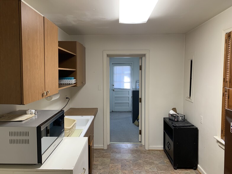 More Photos Of 6403 Mallory Dr, Richmond Office For Sale