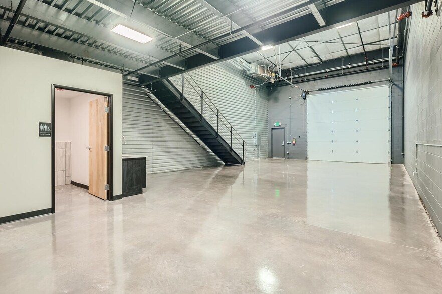 More Photos Of 11 NW Frontage Rd, Fort Collins Showroom For Lease