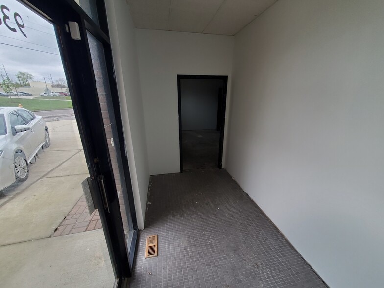More Photos Of 9380 Watson Industrial Park, Crestwood Warehouse For Lease