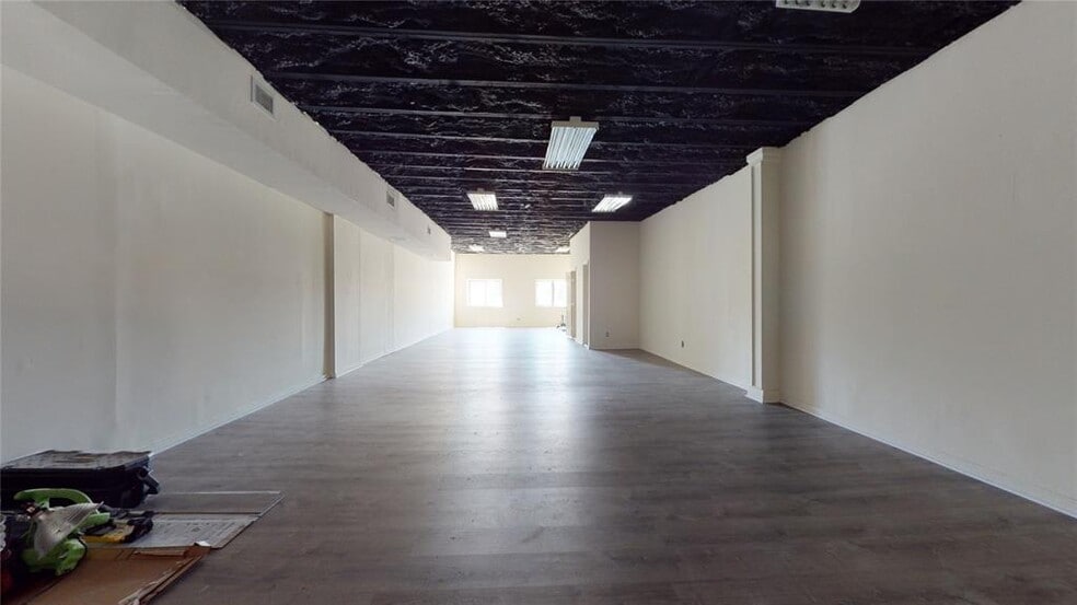 More Photos Of 166 W Park Ave, Long Beach Storefront Retail Office For Sale