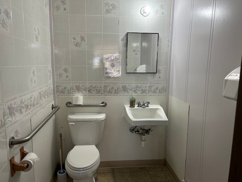 More Photos Of 1110 E 4th St, Ainsworth Restaurant For Sale