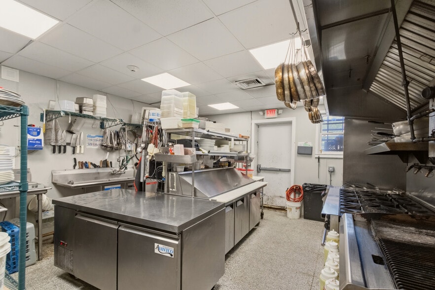 More Photos Of 300 Main St, Farmingdale General Retail For Lease