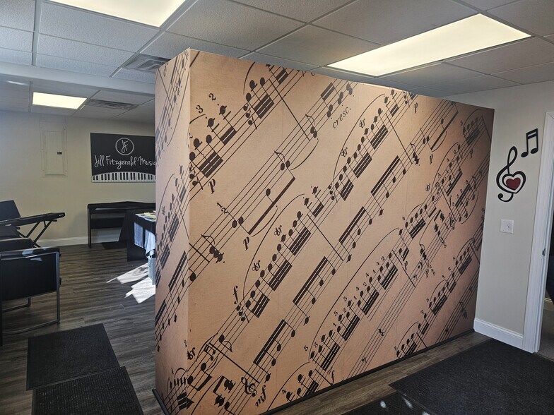 More Photos Of 127-131 E Commerce St, Milford Loft Creative Space For Sale