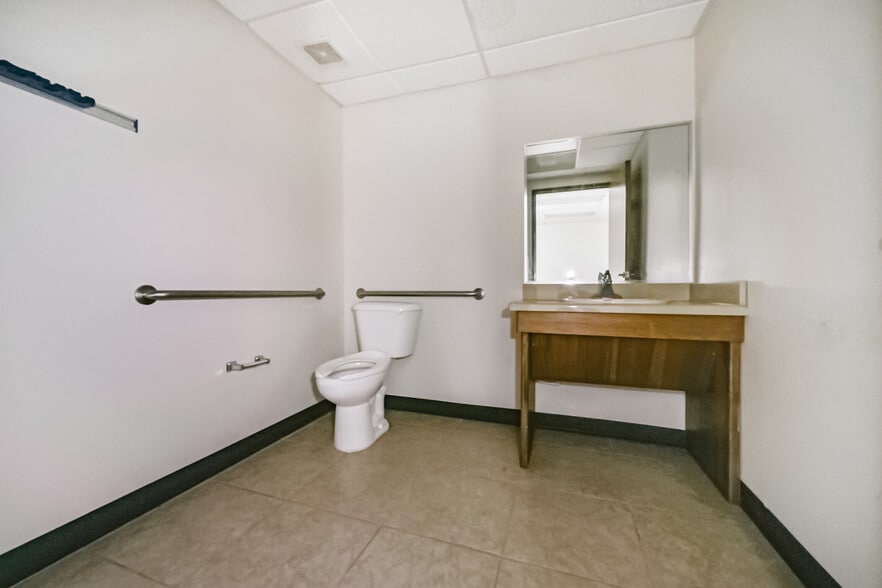 More Photos Of 20550 Townsen Blvd, Humble Office For Sale