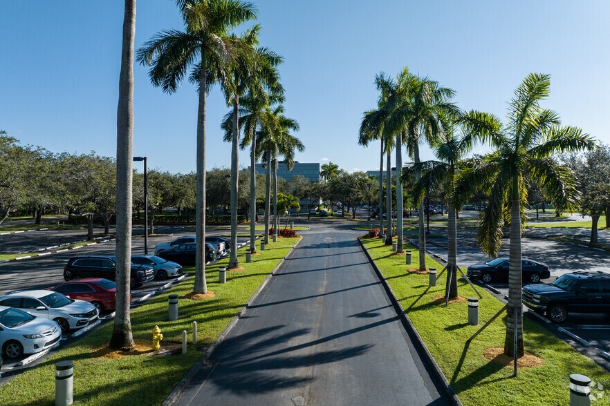 More Photos Of 8100 Oak Ln, Miami Lakes Office For Lease