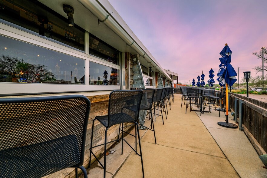 More Photos Of 309 S Oak St, Roanoke Restaurant For Lease