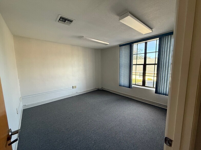 More Photos Of 138 Bushnell Plz, Bushnell Office For Lease