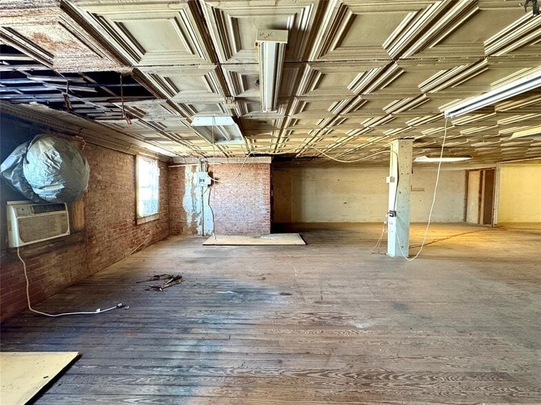 More Photos Of 516 W Chickasha Ave, Chickasha Storefront For Sale