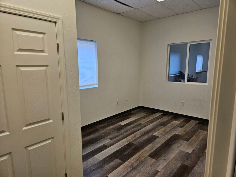 More Photos Of 1775 N 10th St, Central Point Storefront Retail Office For Lease