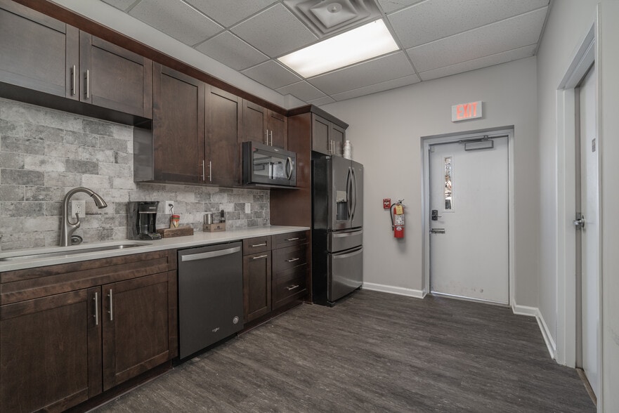 More Photos Of 2370 Justin Trl, Alpharetta Light Manufacturing For Sale