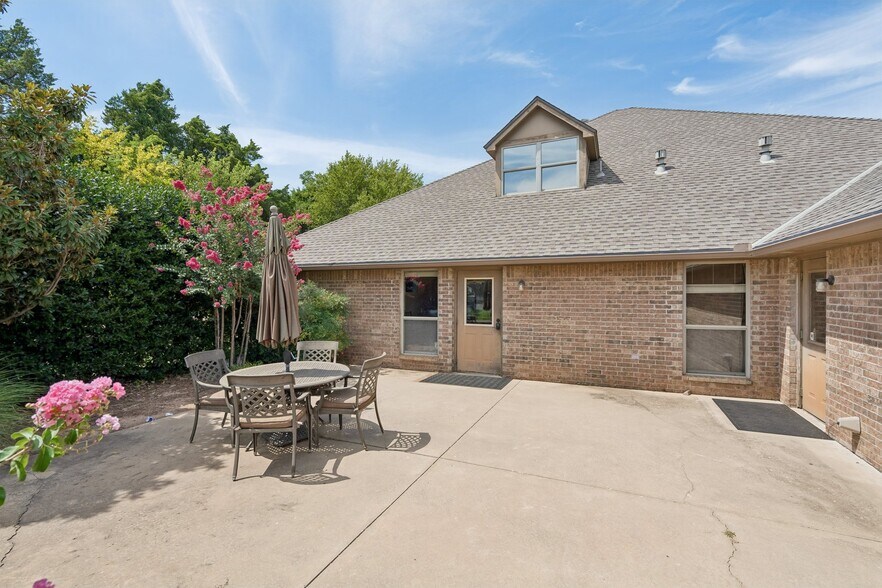 More Photos Of 2933 S Bryant Ave, Edmond Office For Sale