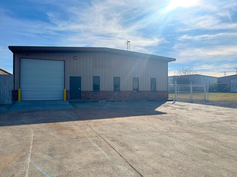 More Photos Of 4420 SW 33rd St, Oklahoma City Manufacturing For Lease