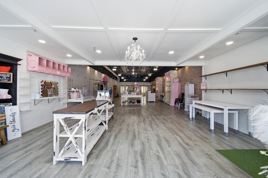 More Photos Of 122 N Main St, Sand Springs Storefront For Sale