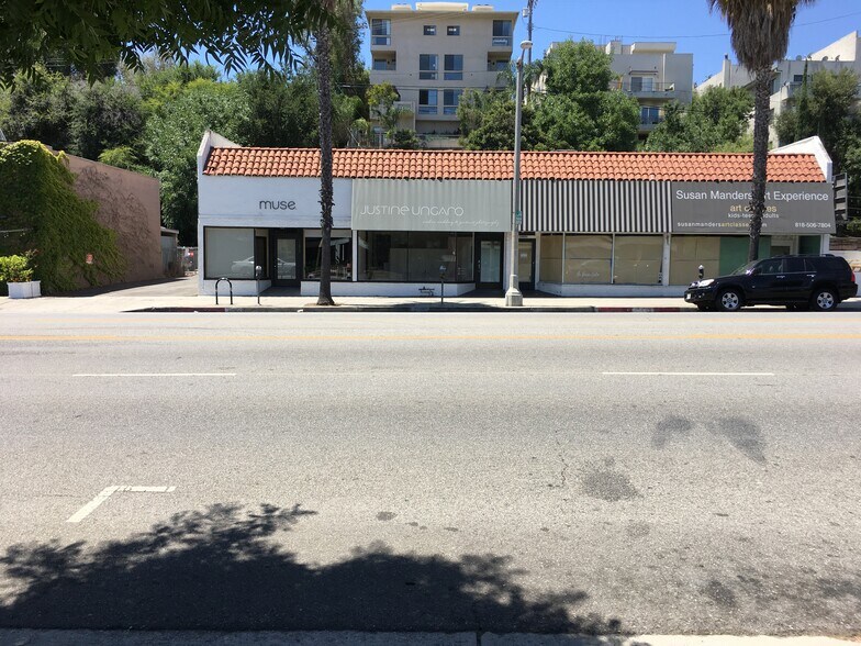 Primary Photo Of 11820-11830 Ventura Blvd, Studio City Restaurant For Lease