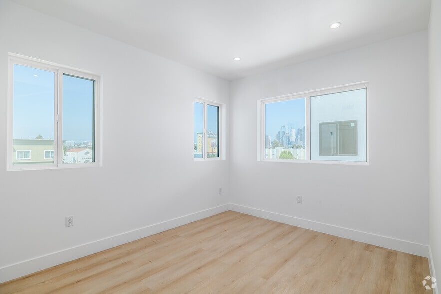 More Photos Of 1933 Magnolia Ave, Los Angeles Apartments For Sale