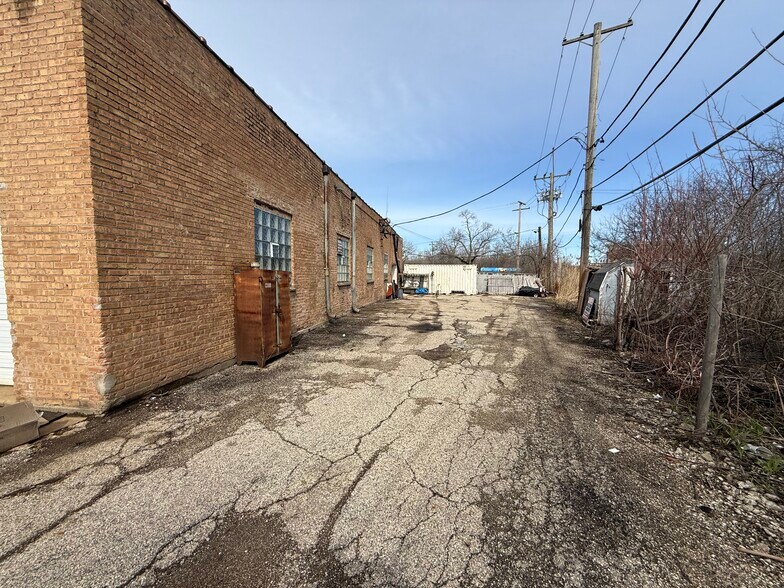 More Photos Of Barron Blvd, Grayslake Warehouse For Lease