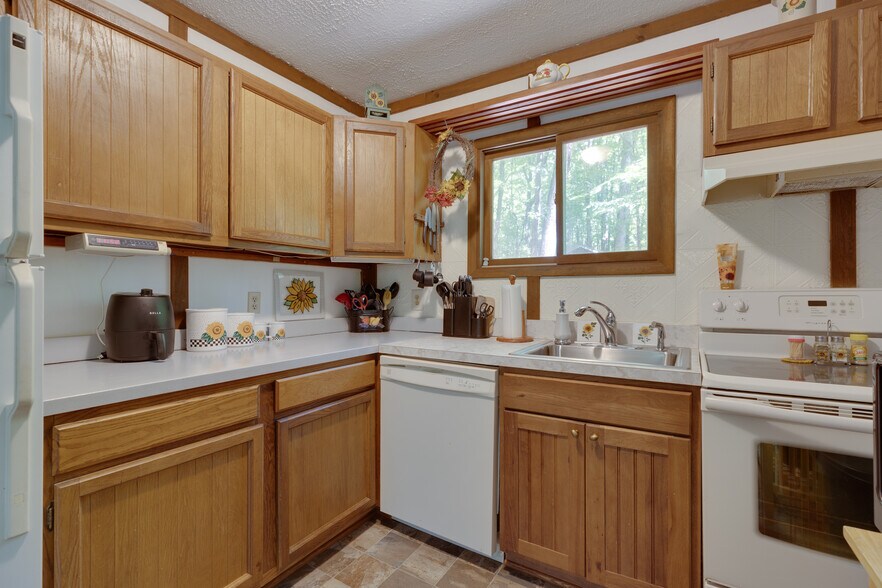 More Photos Of 11 Mountainside Dr, Berkeley Springs Specialty For Sale