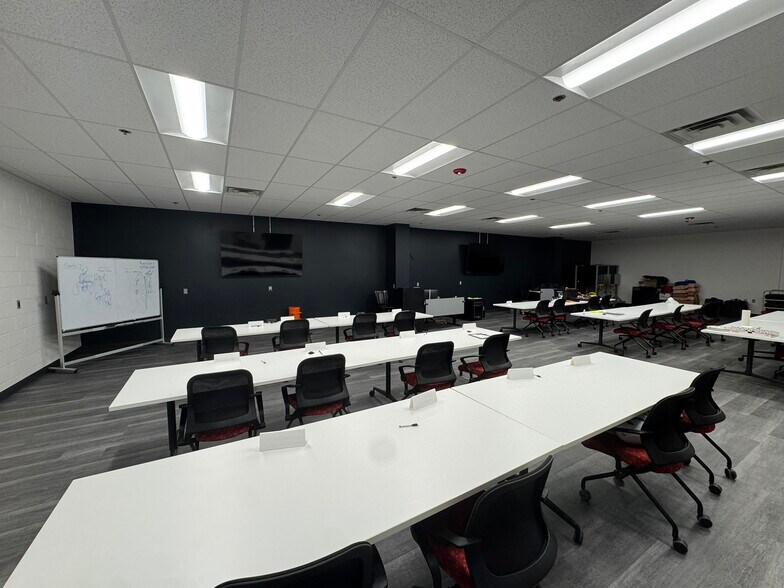 More Photos Of 585 Enterprise Dr, Neenah Manufacturing For Sale