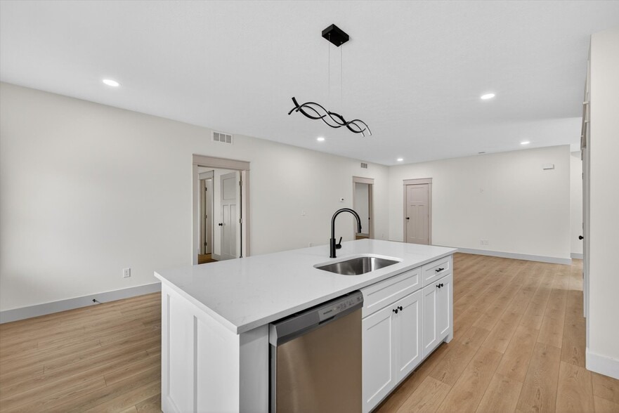 More Photos Of 326 N Jefferson St, Bloomington Apartments For Sale
