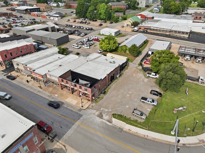 More Photos Of 409 Washington Ave, West Plains Flex For Sale